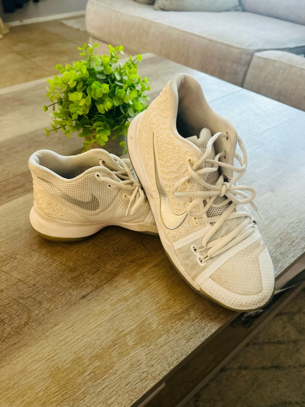 LN Nike Kyrie 3 white metallic chrome basketball boys shoes 6Y